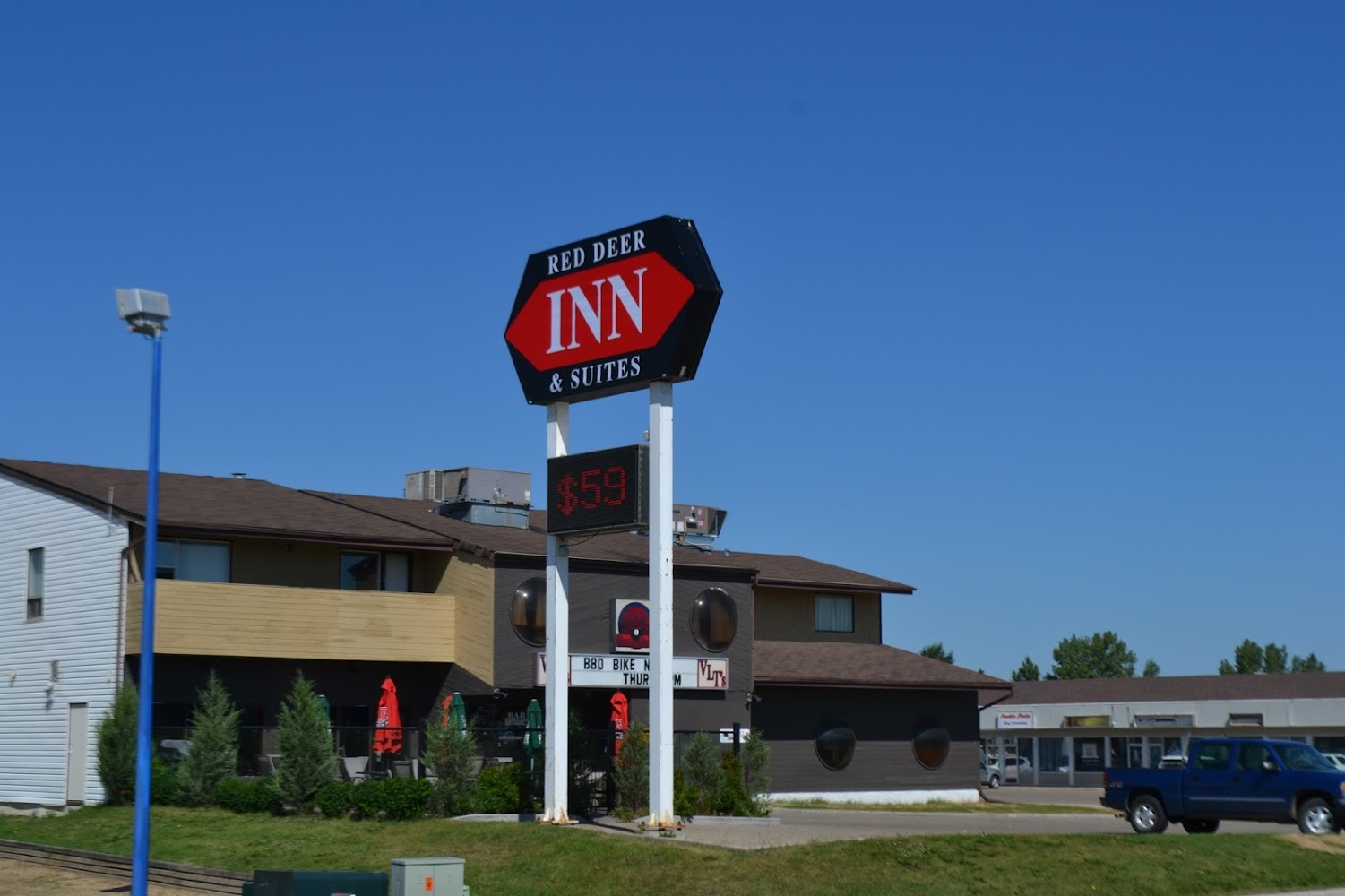 Red Deer Inn & Suites